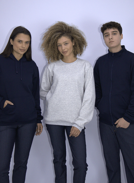 Equipe de modelos vestindo uniformes profissionais